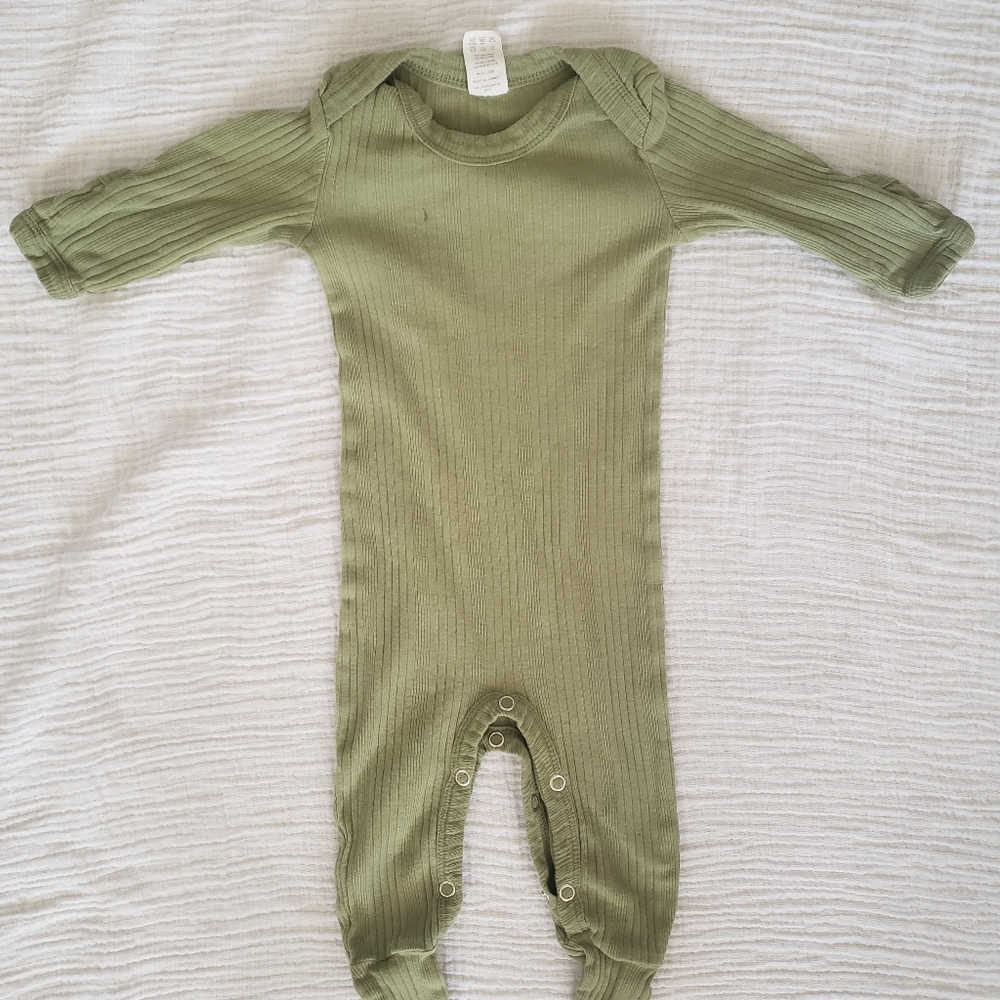 Kate Quinn ribbed footie